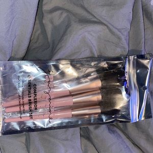 This is a jasmine beauty brush set has yet to be open all new